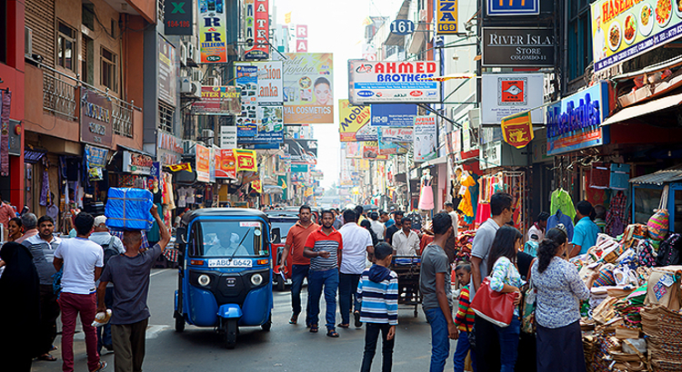Sri Lanka Colombo Straßenszene Foto iStock Foto Aliona.jpg